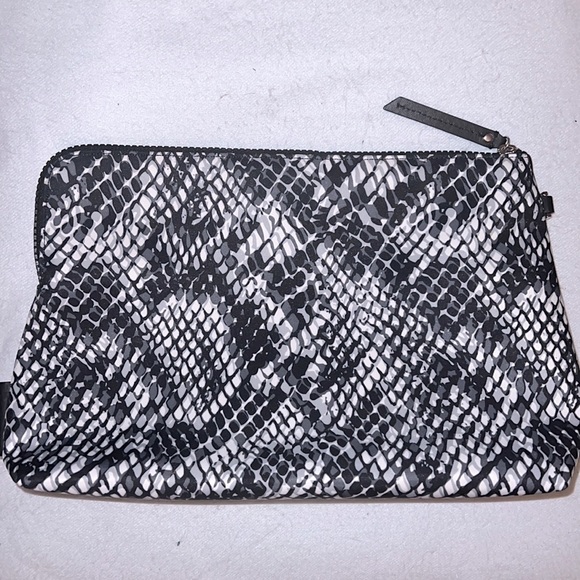 GILI NWOT Large Zipper Pouch - Picture 3 of 7